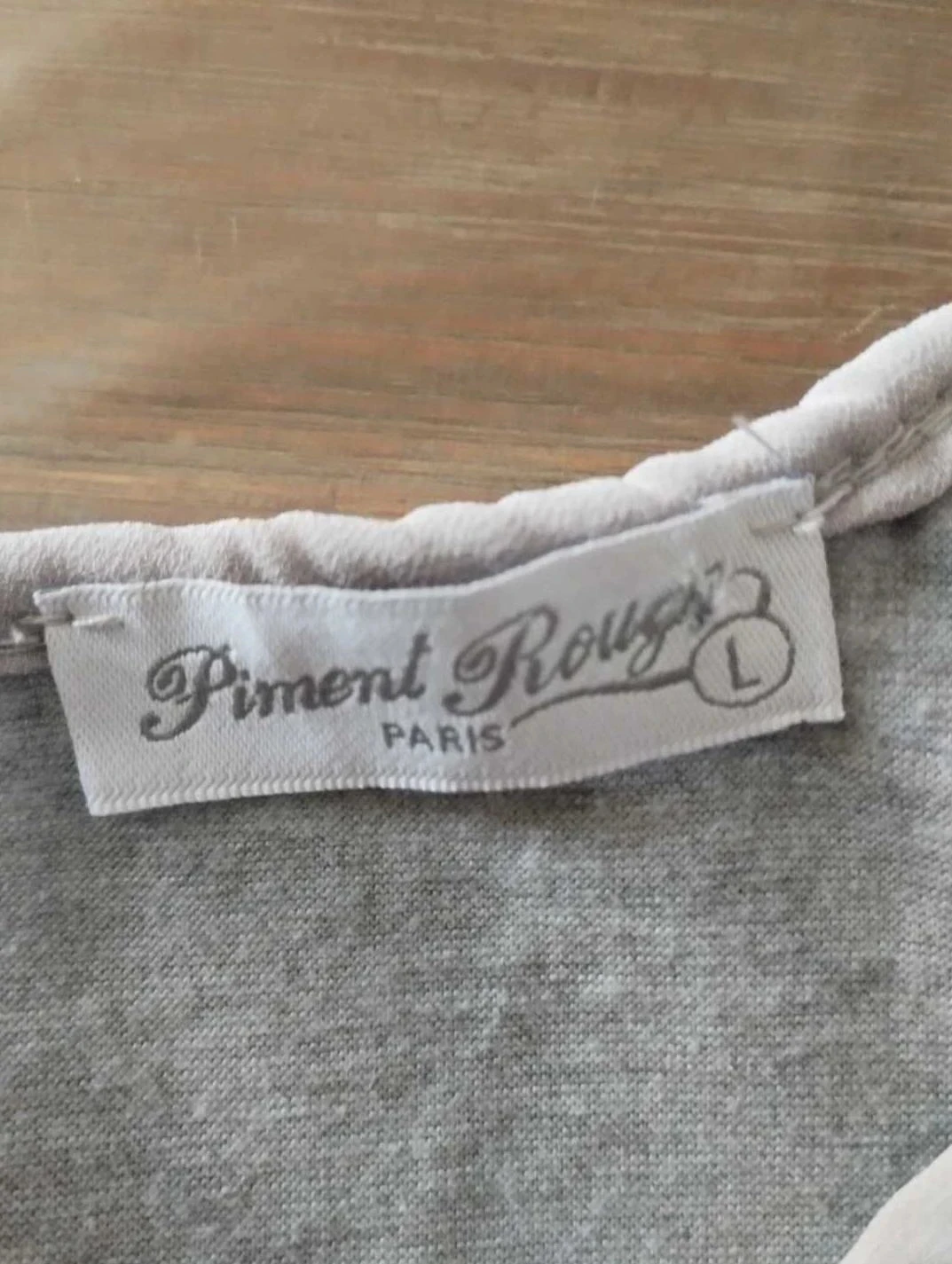 Vestido gris, hombros descubiertos, Piment Rouge, T40 – photo 7